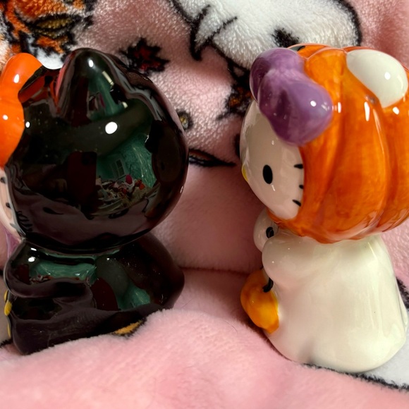 Hello Kitty Halloween Trick or Treaters - Picture 5 of 8